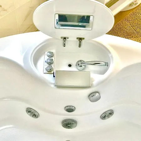 Stanza E Bagno Privato, Idromassaggio Con Extra Fee, In